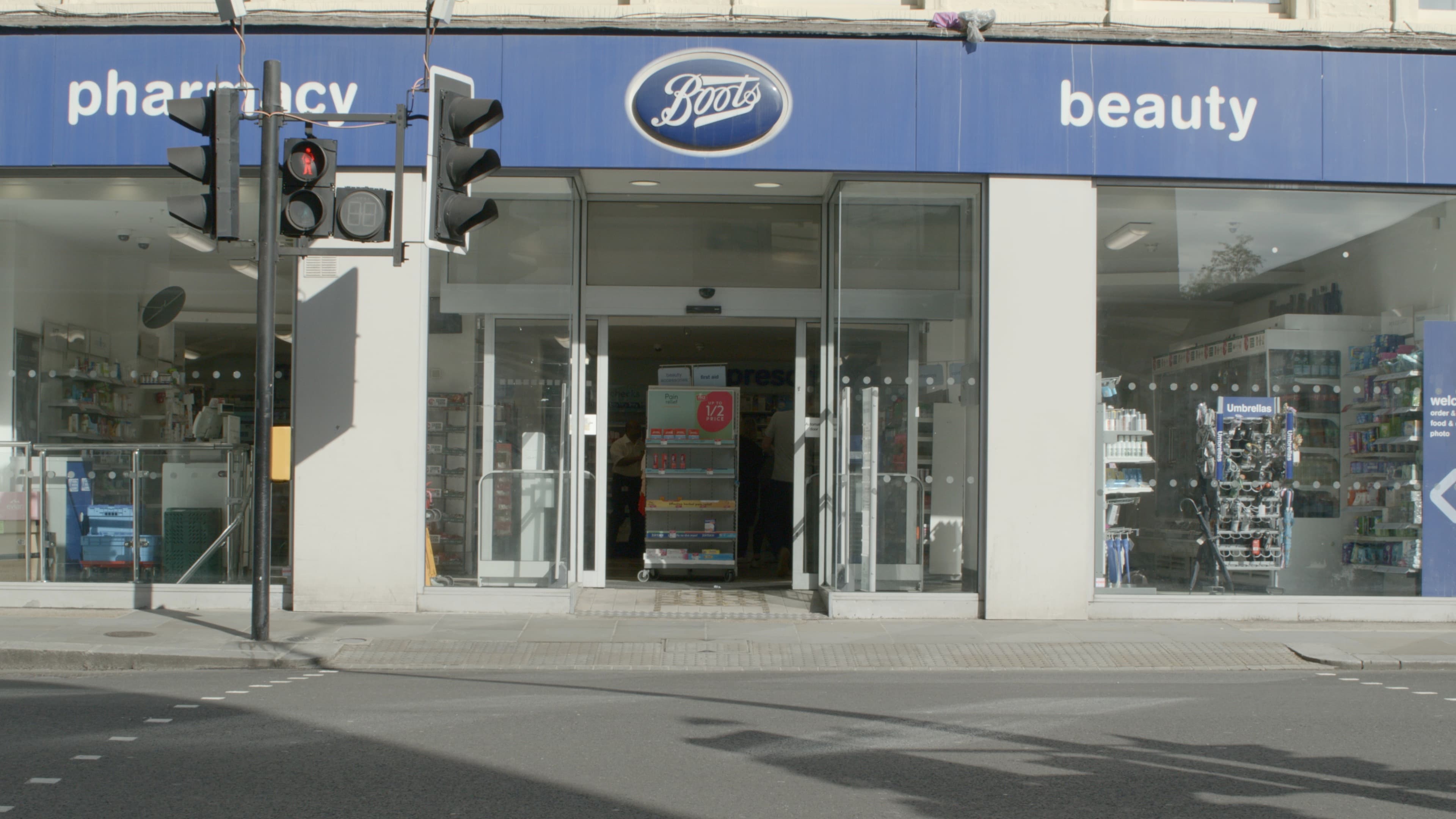 Retail mystery shopper service available across the UK with Shepper.
